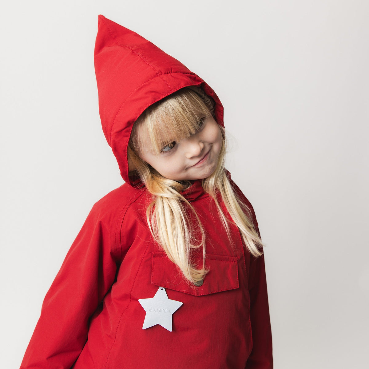 Child wearing MINI A TURE MATWANG winter jacket - Chili Pepper